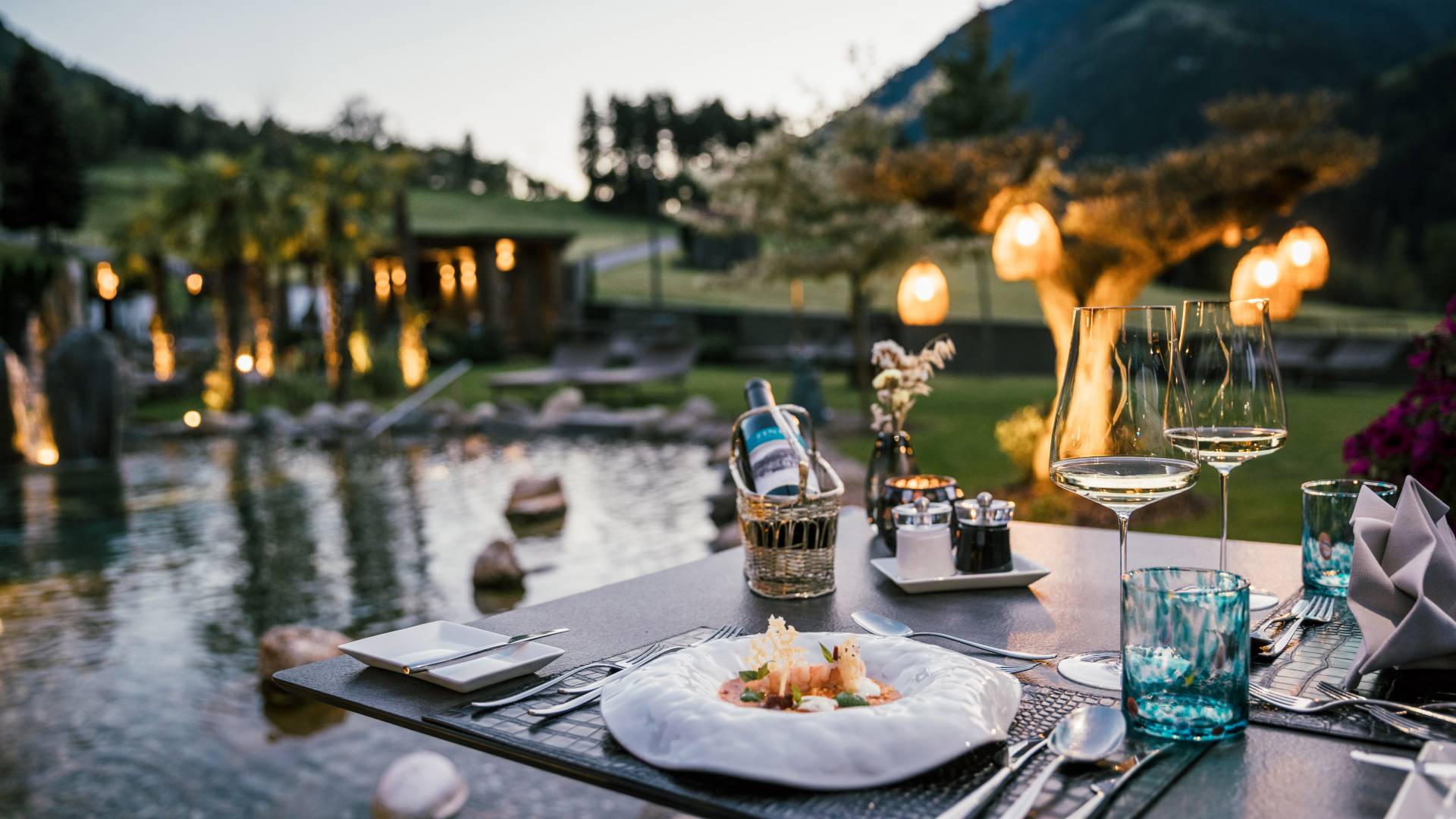 gedeckter Tisch im Garten mit Blick auf die Südtiroler Alpen