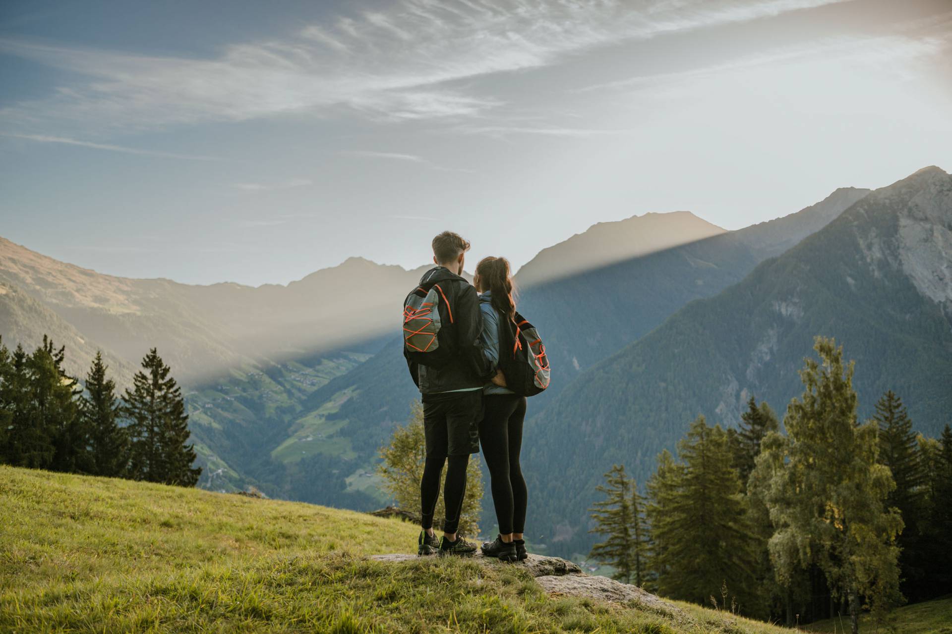 Wanderer blicken auf die Südtiroler Alpen