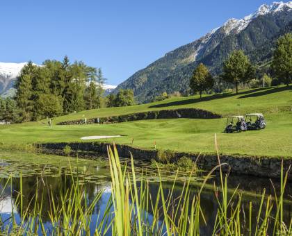 Panoramablick über den Golfplatz mit Blick auf die Südtiroler Alpen