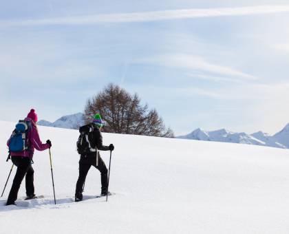 Menschen beim Schneeschuhwandern in Südtirol