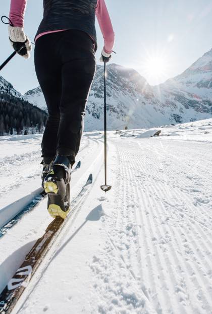 Frau beim Langlauf in den Südtiroler Alpen
