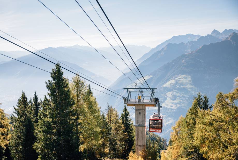 Bergbahn mit Blick in die Südtiroler Alpen