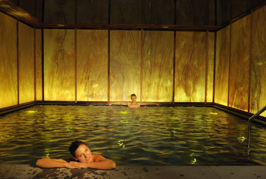 Paar entspannt im Sole-Watsu Becken