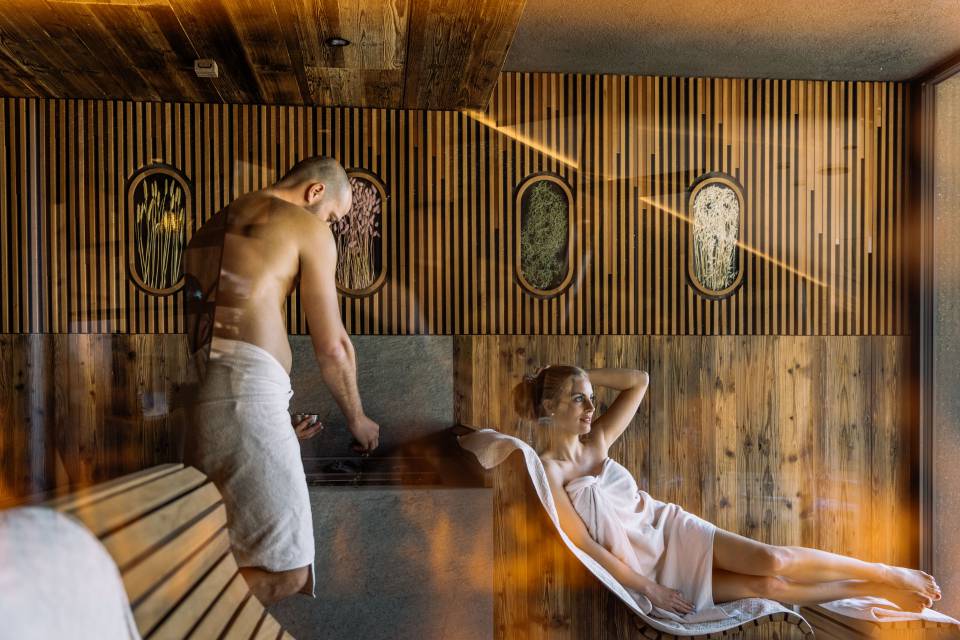Paar entspannt in der Sauna