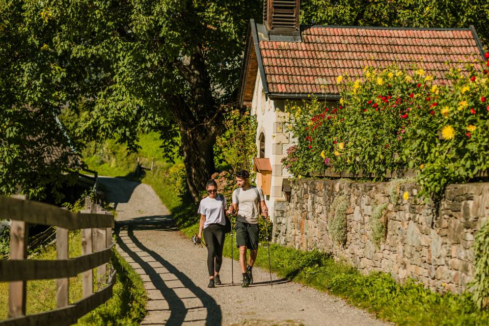 Paar beim Spazieren im Sommer in Südtirol